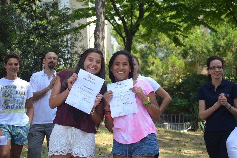 Meiden met diploma tijdens de taalreis Italië
