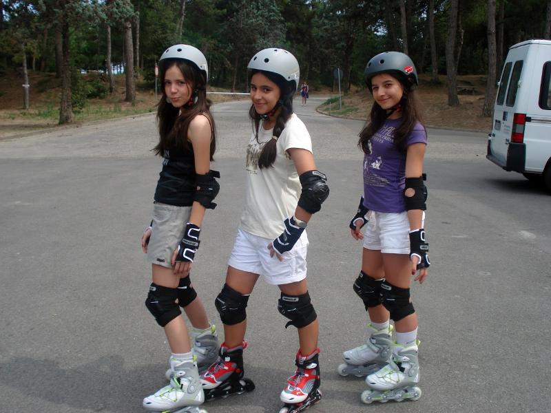 Drie meiden op rollerskates tijdens taalreis Italië