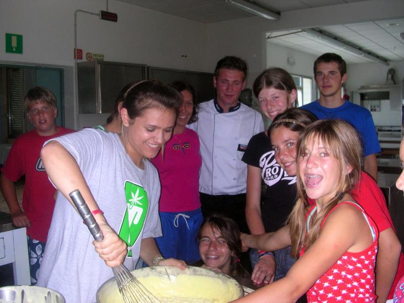 Deelnemers van taalreis Italië aan het koken