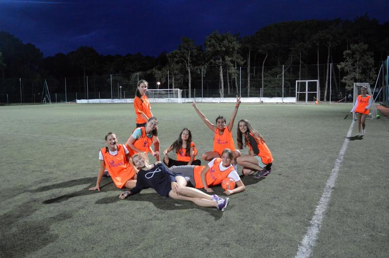 Groep meiden tijdens nachtvoetbal op taalreis Italië