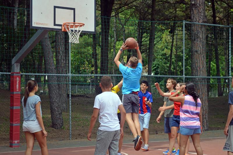 Deelnemers spelen basketbal tijdens taalreis Italië