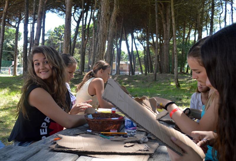 Meiden knutselen aan picknicktafel tijdens taalreis Italië