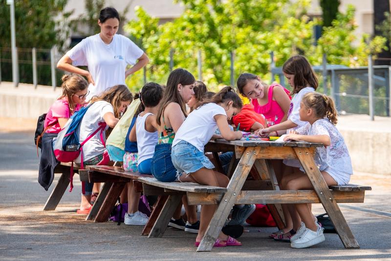 Kinderen studeren in de buitenlucht op taalreis Frankrijk
