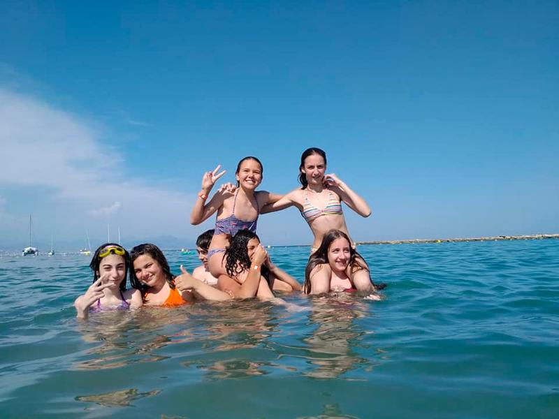 Meiden hebben lol in de zee tijdens de taalreis Frankrijk