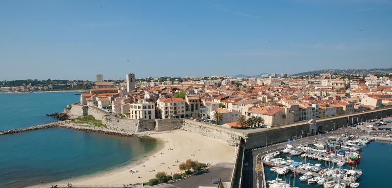 Kustlijn van Antibes tijdens de taalreis Frankrijk