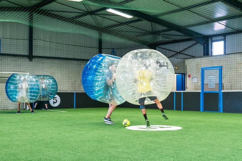 Deelnemers spelen bubbelvoetbal tijdens de taalreis Frankrijk