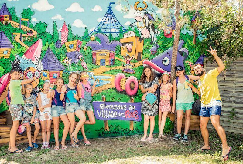 Groepsfoto in pretpark tijdens de taalreis Frankrijk