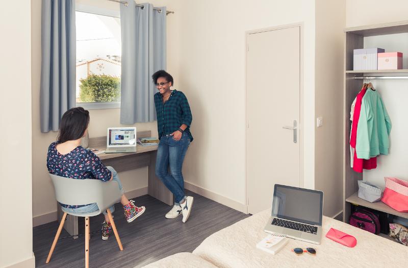 Deelnemers chillen op kamer tijdens taalreis Frankrijk