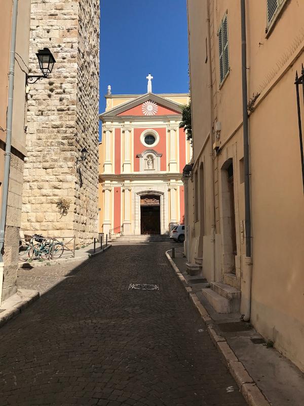 Steegje in Antibes tijdens de taalreis Frankrijk
