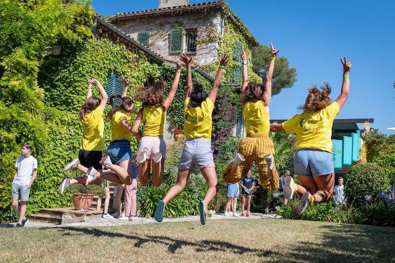 Groep meiden springt in de lucht tijdens de taalreis Frankrijk