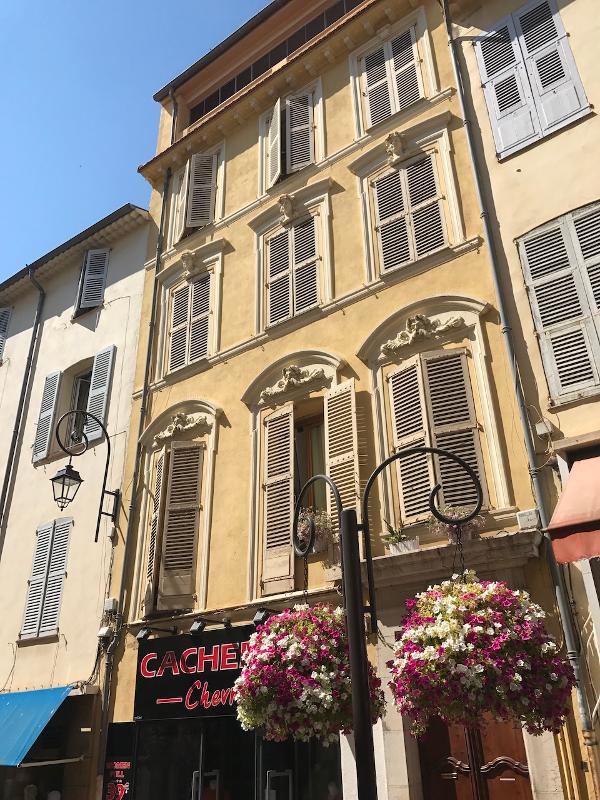 Voorgevel van een appartement in Antibes tijdens de taalreis Frankrijk