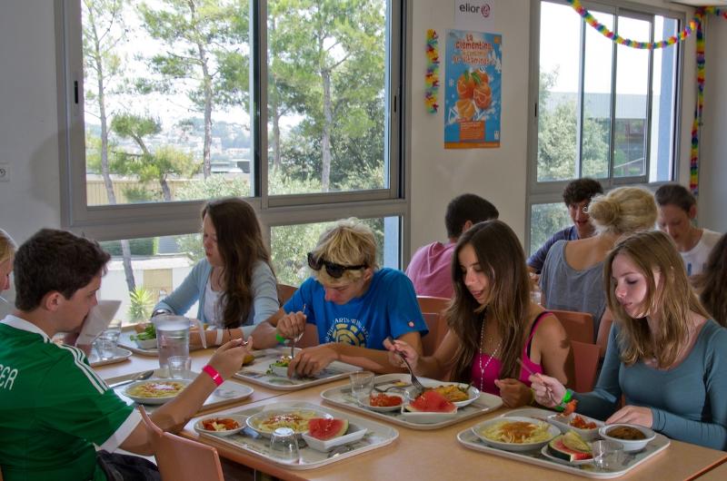 Leerlingen eten van buffet in cafetaria tijdens de taalreis Frankrijk