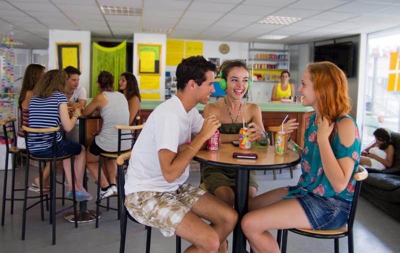 cafetaria tijdens taalreis Frankrijk