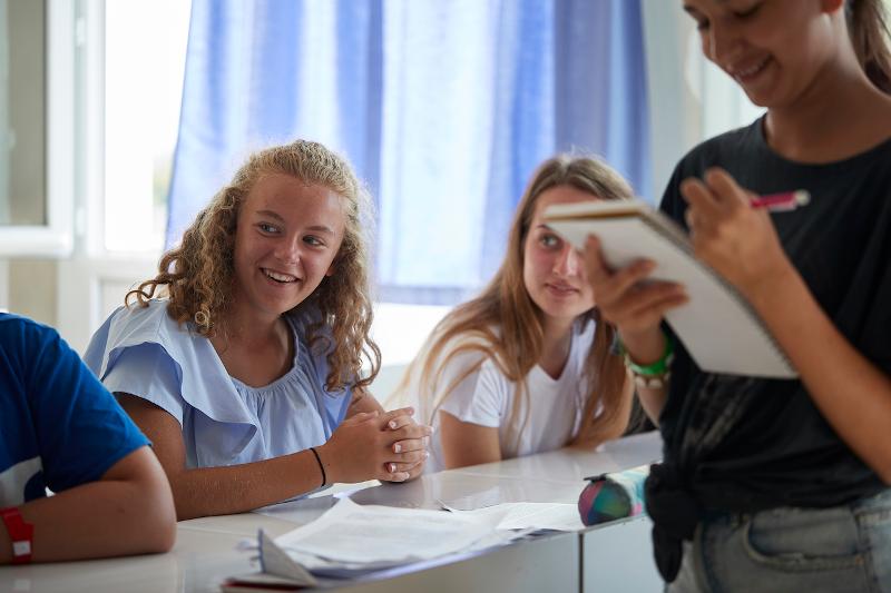 Twee meiden leren in de les tijdens de taalreis Frankrijk