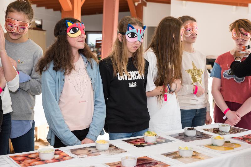 Meiden zijn geblinddoekt tijdens de taalreis Frankrijk