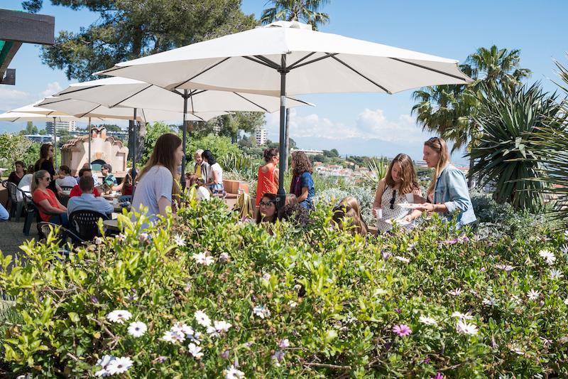 Deelnemers op terras met parasols