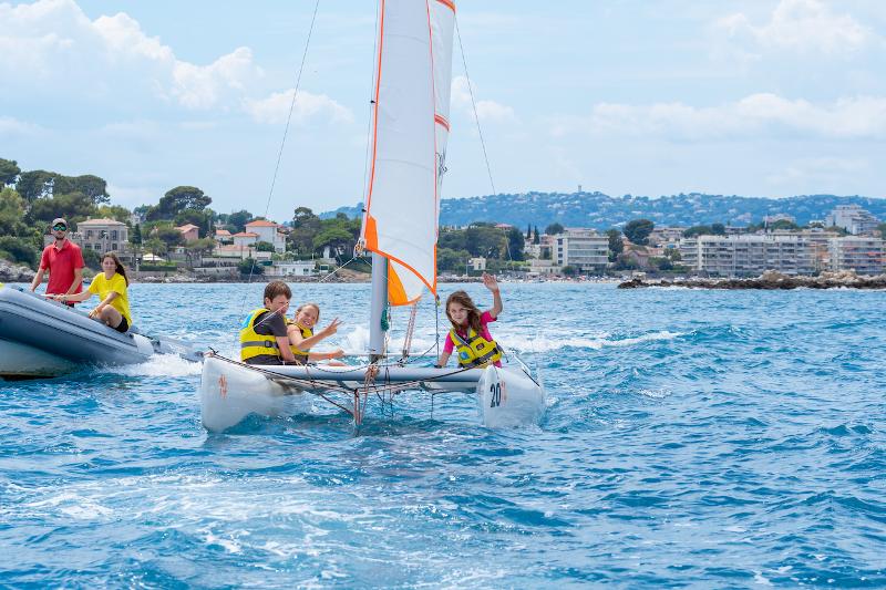 Kinderen varen op een catamaran tijdens de taalreis Frankrijk
