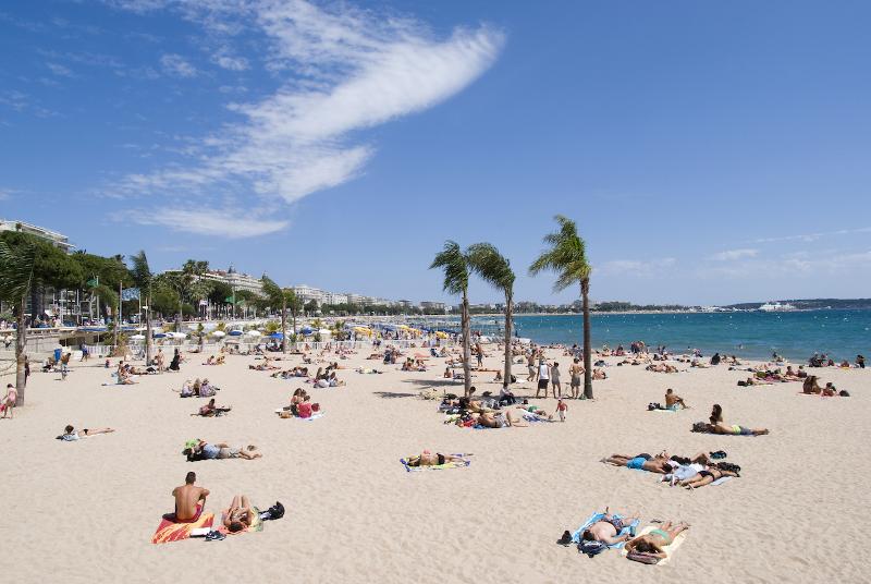 Druk strand van Antibes tijdens de taalreis Frankrijk