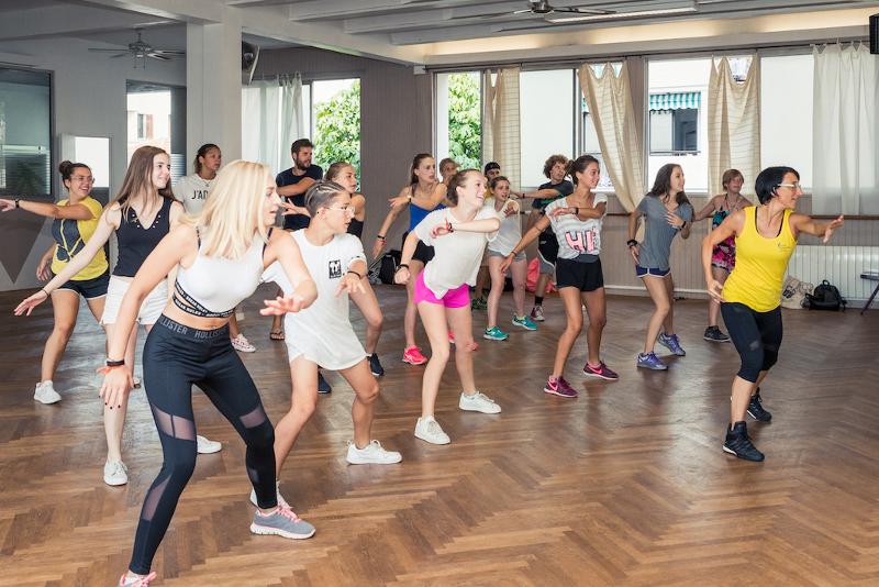 Meiden krijgen dansles tijdens de taalreis Frankrijk