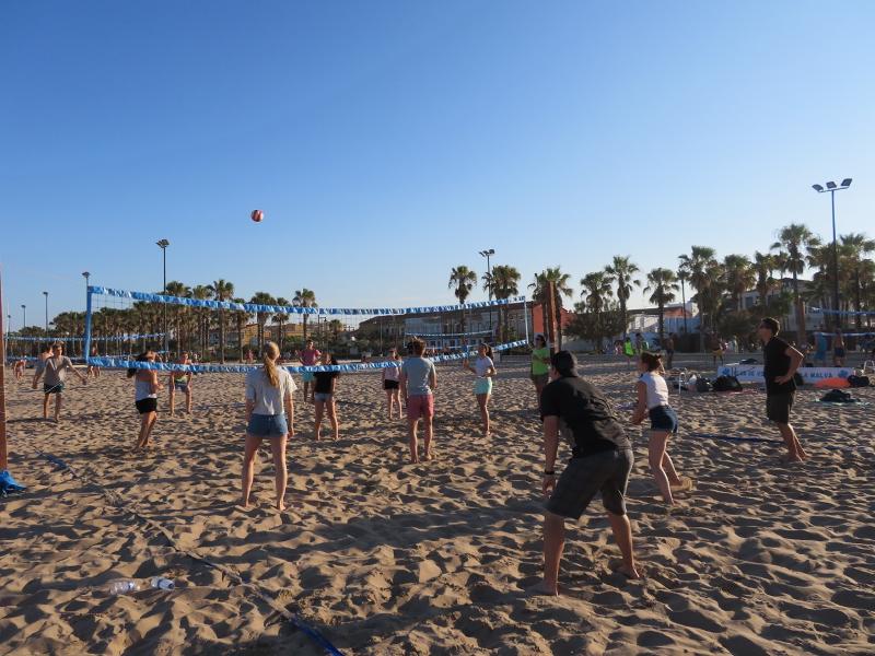Volleyballen in het strand tijdens jongeren vakantie spanje