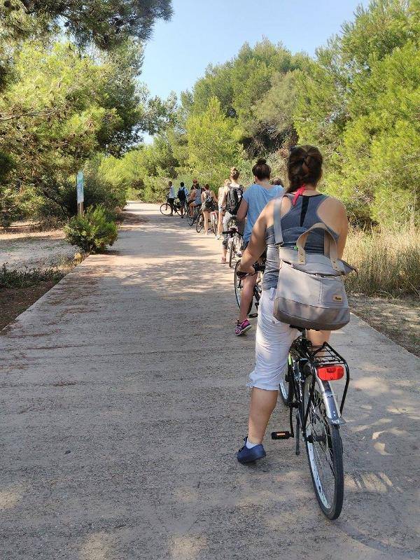 Fiets tour door de natuur tijdens jongeren vakantie spanje