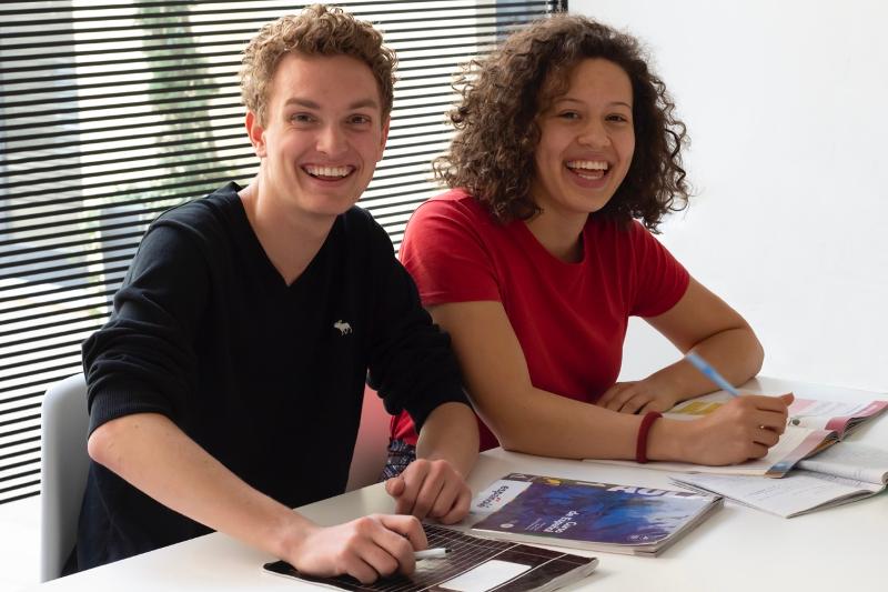 glimlachen in de les tijdens jongeren vakantie spanje
