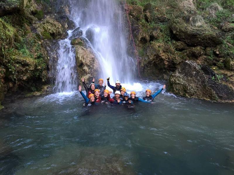 Bij een waterval tijdens jongeren vakantie spanje