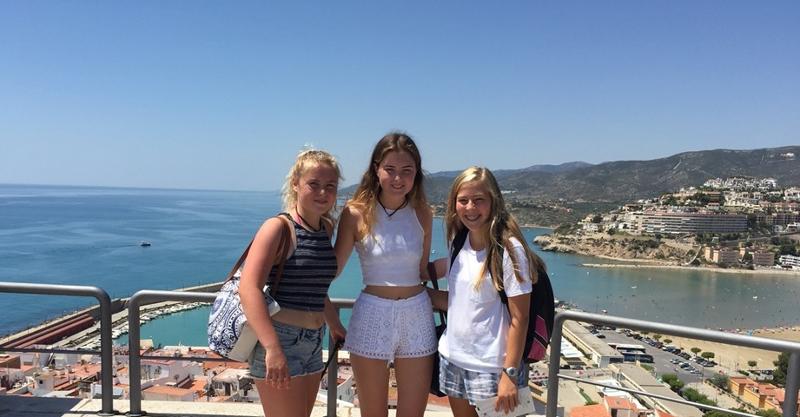 Uitzicht foto aan de kust tijdens jongeren vakantie spanje