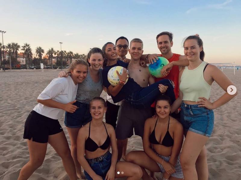 Op het strand met vrienden tijdens jongeren vakantie spanje