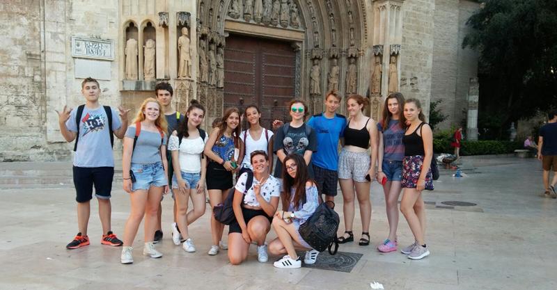 Poseren voor het cathedraal tijdens jongeren vakantie spanje