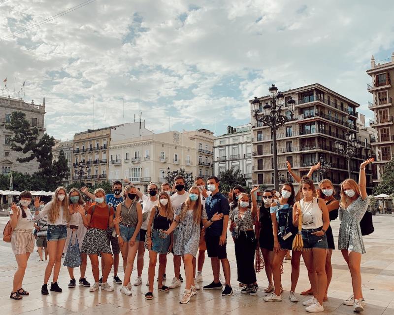 Groepsfoto in Valencia tijdens jongeren vakantie spanje