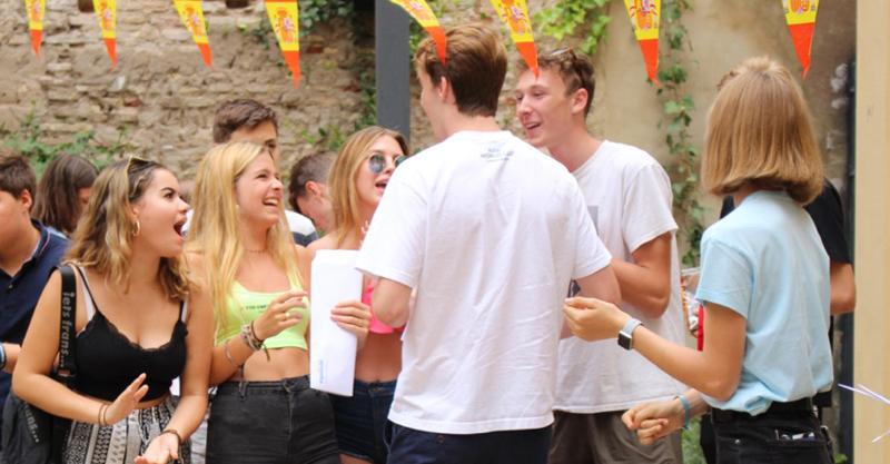 Groep vrienden aan het lachen tijdens jongeren vakantie spanje