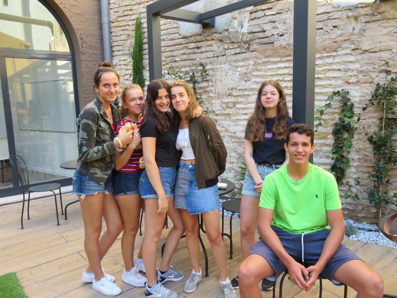 groepje deelnemers tijdens jongeren vakantie spanje