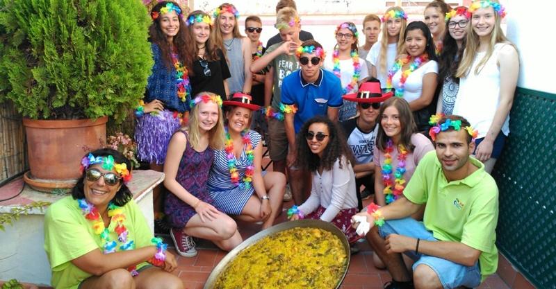 Paella eten met vrienden tijdens jongeren vakantie spanje