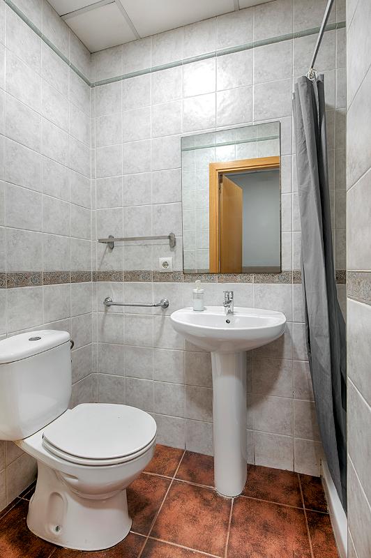 Badkamer in residentie tijdens jongeren vakantie spanje