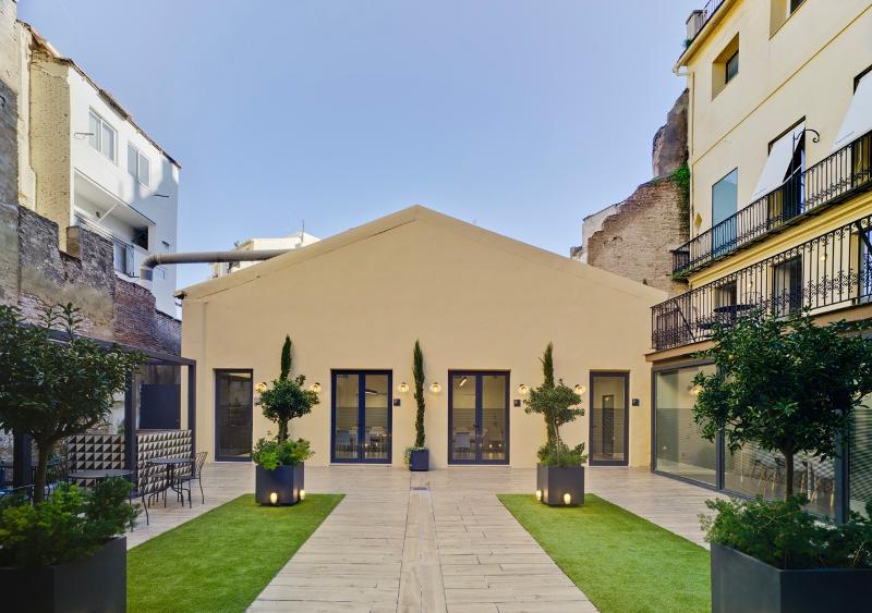 Terras van schoolgebouw tijdens jongeren vakantie spanje