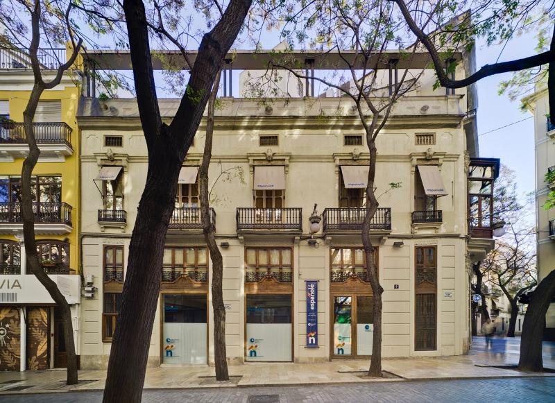 School gebouw in Valencia tijdens jongeren vakantie spanje