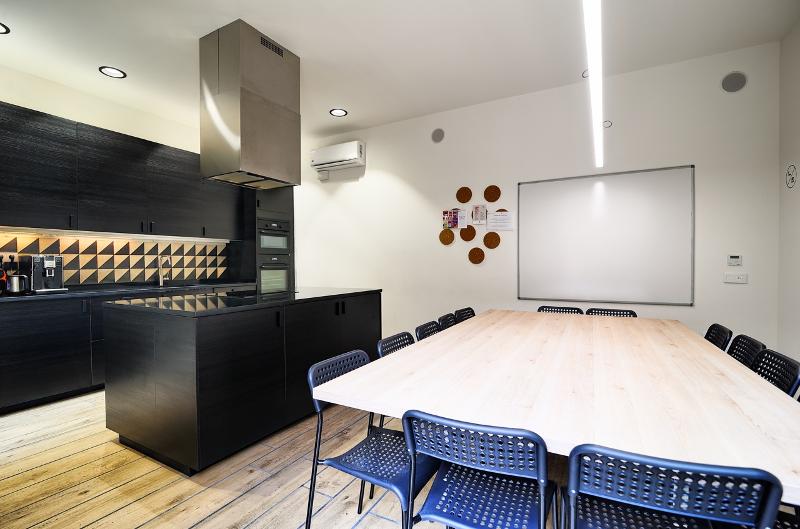 keuken in schoolgebouw tijdens jongeren vakantie spanje