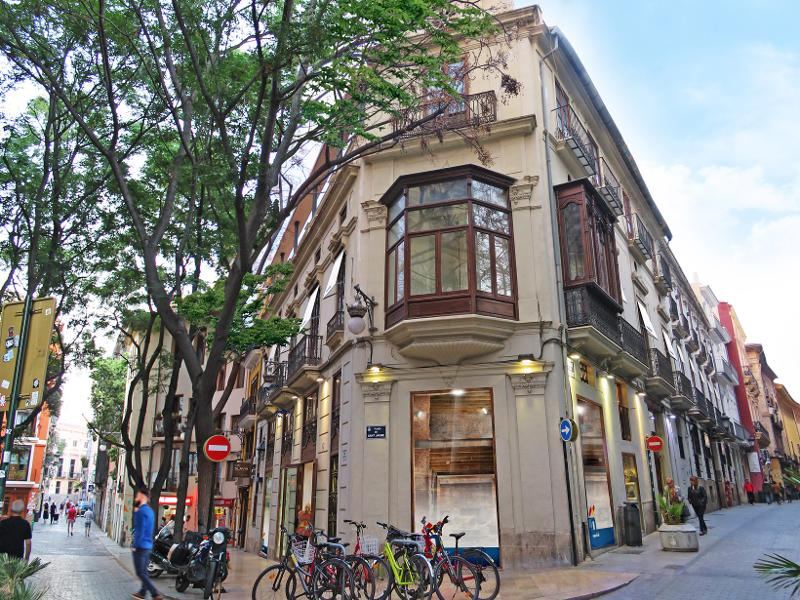 Buitenkant van school in Valencia tijdens jongeren vakantie spanje