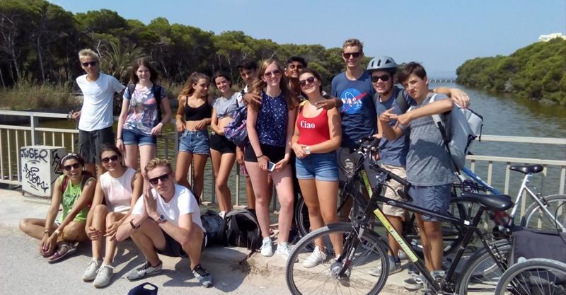 Groepsfoto tijdens jongeren vakantie spanje