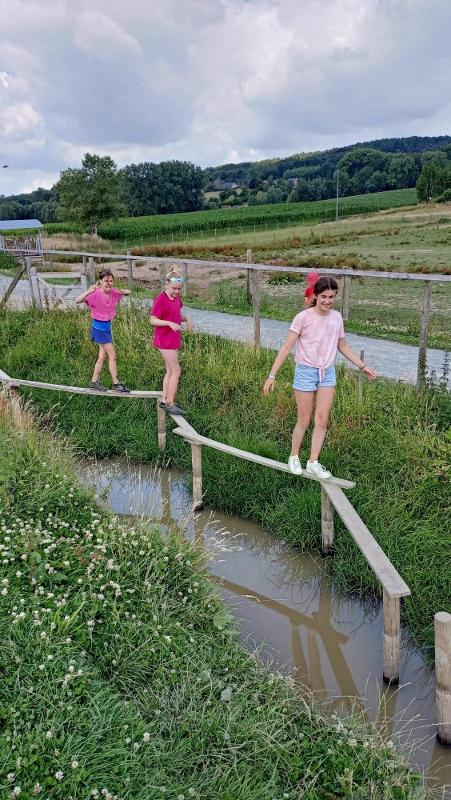 Meisjes op evenwichtsbalken tijdens meidenkamp