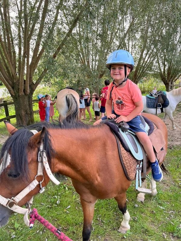 Jongen op paardrijden kamp