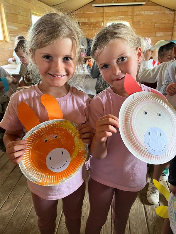 Meisjes met knutsel op paardrijden kamp