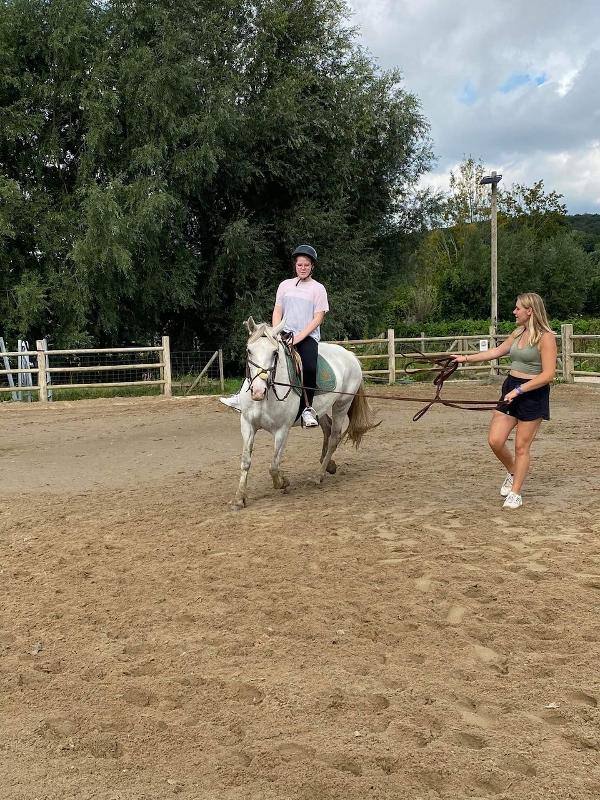 Meisje aan het paardrijden kamp