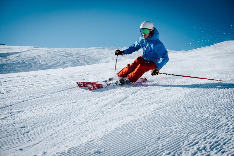 Deelnemer aan het skiën tijdens de Jongerenreizen Oostenrijk
