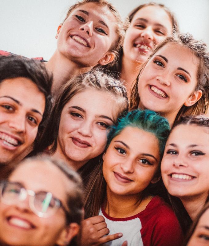 groupe de filles maquillées en colonie artistique