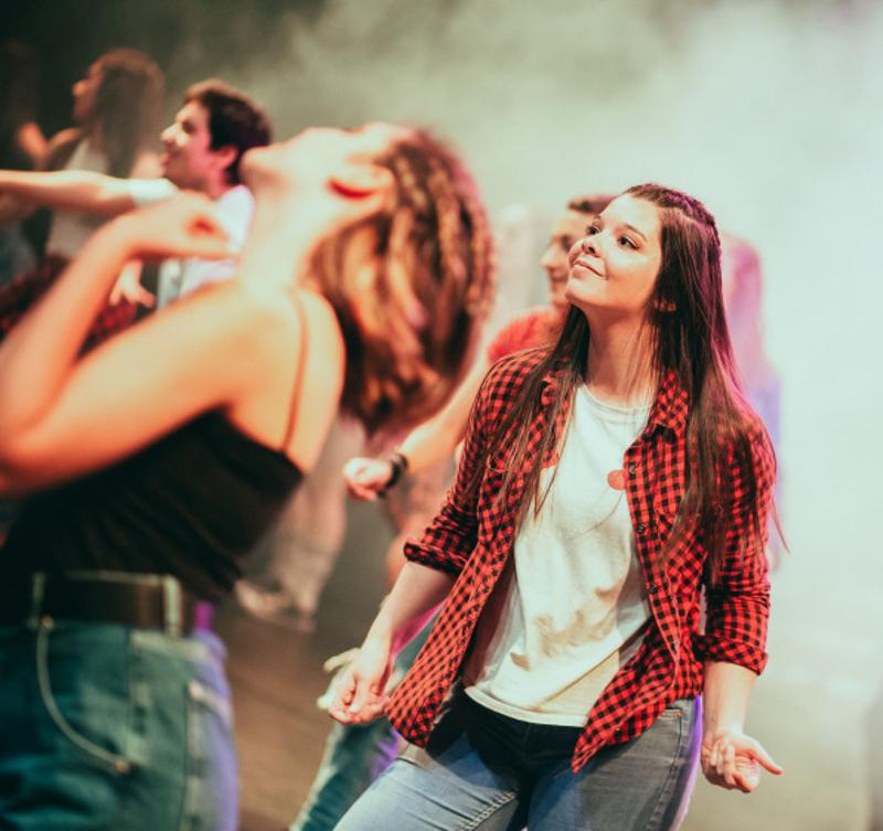 jeune fille qui danse sur scène en colonie de vacances artistique