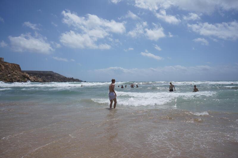 vue sur la plage avec les jeunes qui se baignent en voyage linguistique à malte