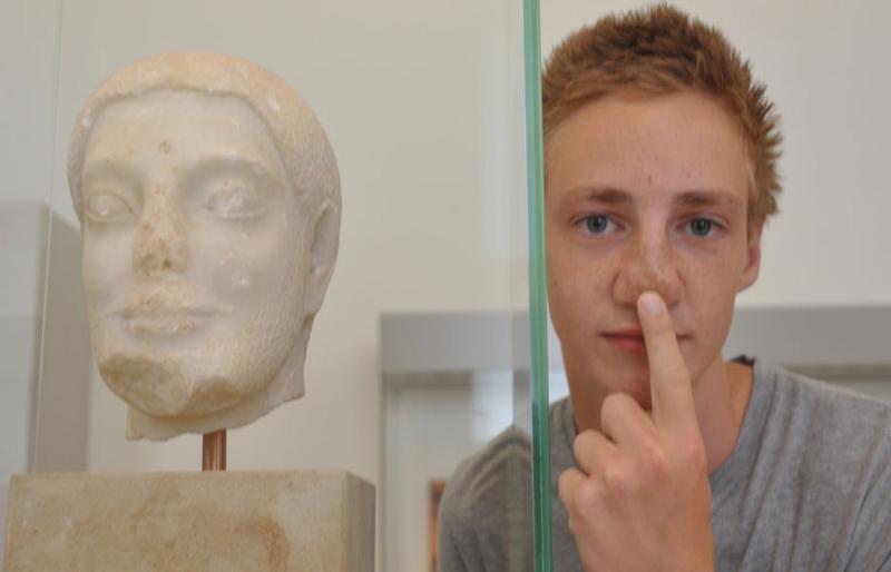 Jongen in museum tijdens taalreis Duitsland