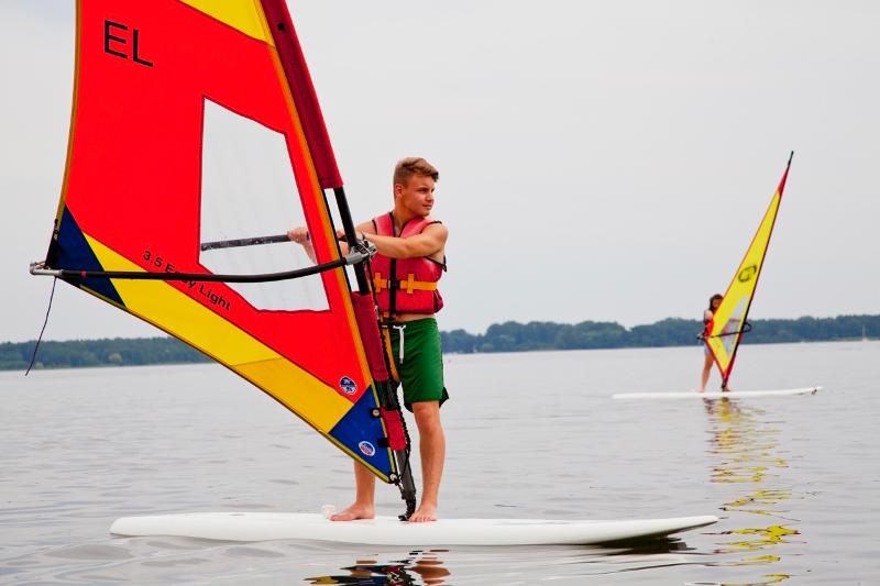 Jongen op windsurfbord tijdens taalreis Duitsland